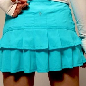 IVIVVA (lululemon kids) SIZE 12/14 SKY BLUE SKIRT